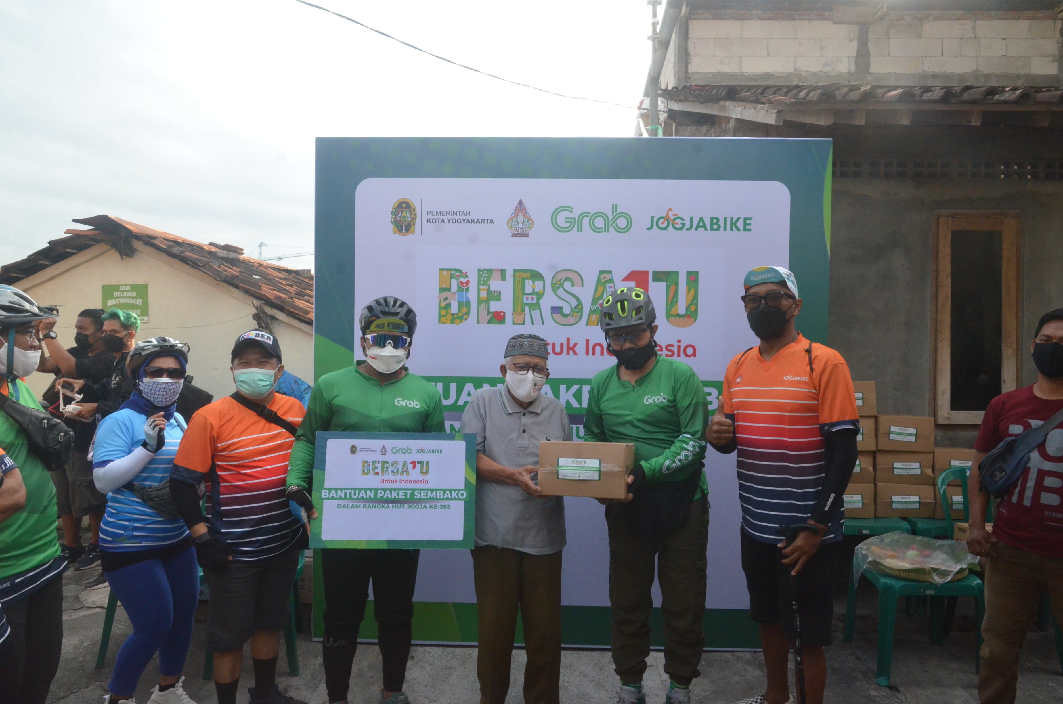 Wawali Bagikan Paket Sembako Sembari Gowes Kampung