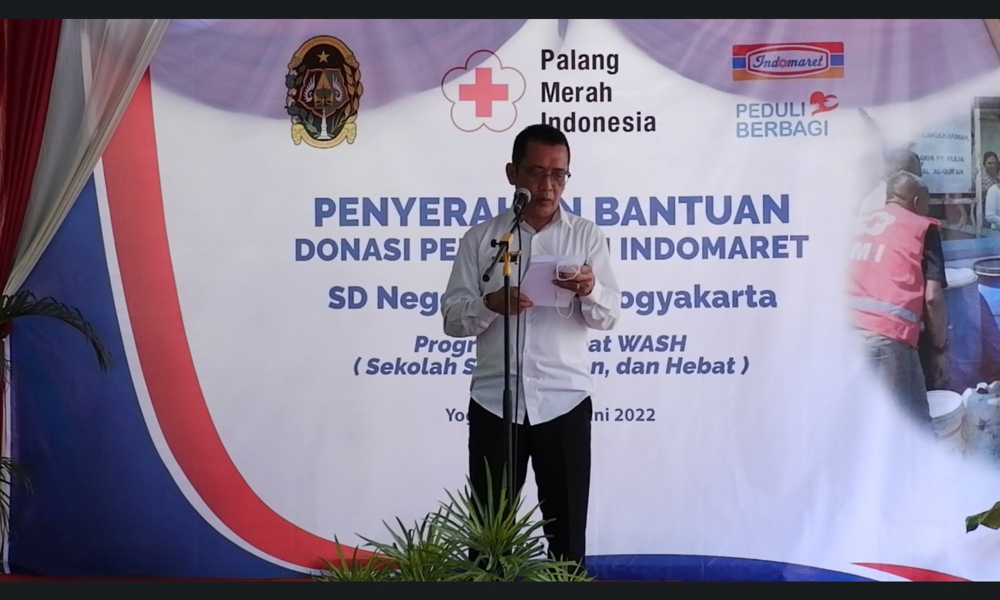 Penyerahan Bantuan Peningkatan Fasilitas Kesehatan di SD Baciro