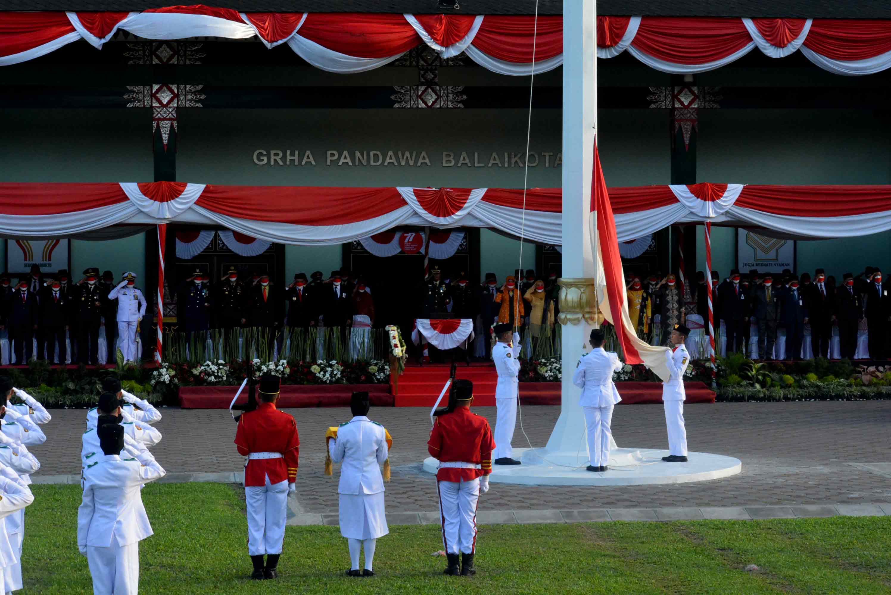 Upacara Penurunan Bendera HUT ke-77 RI di Balaikota Yogya Berlangsung Khidmat