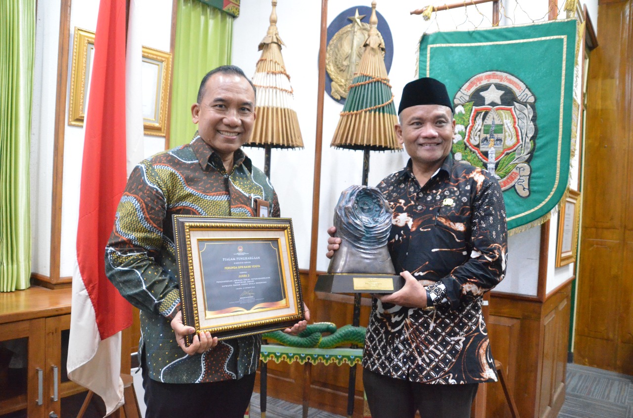 Perumda Bank Jogja menerima Penghargaan Paritrana Award 2022