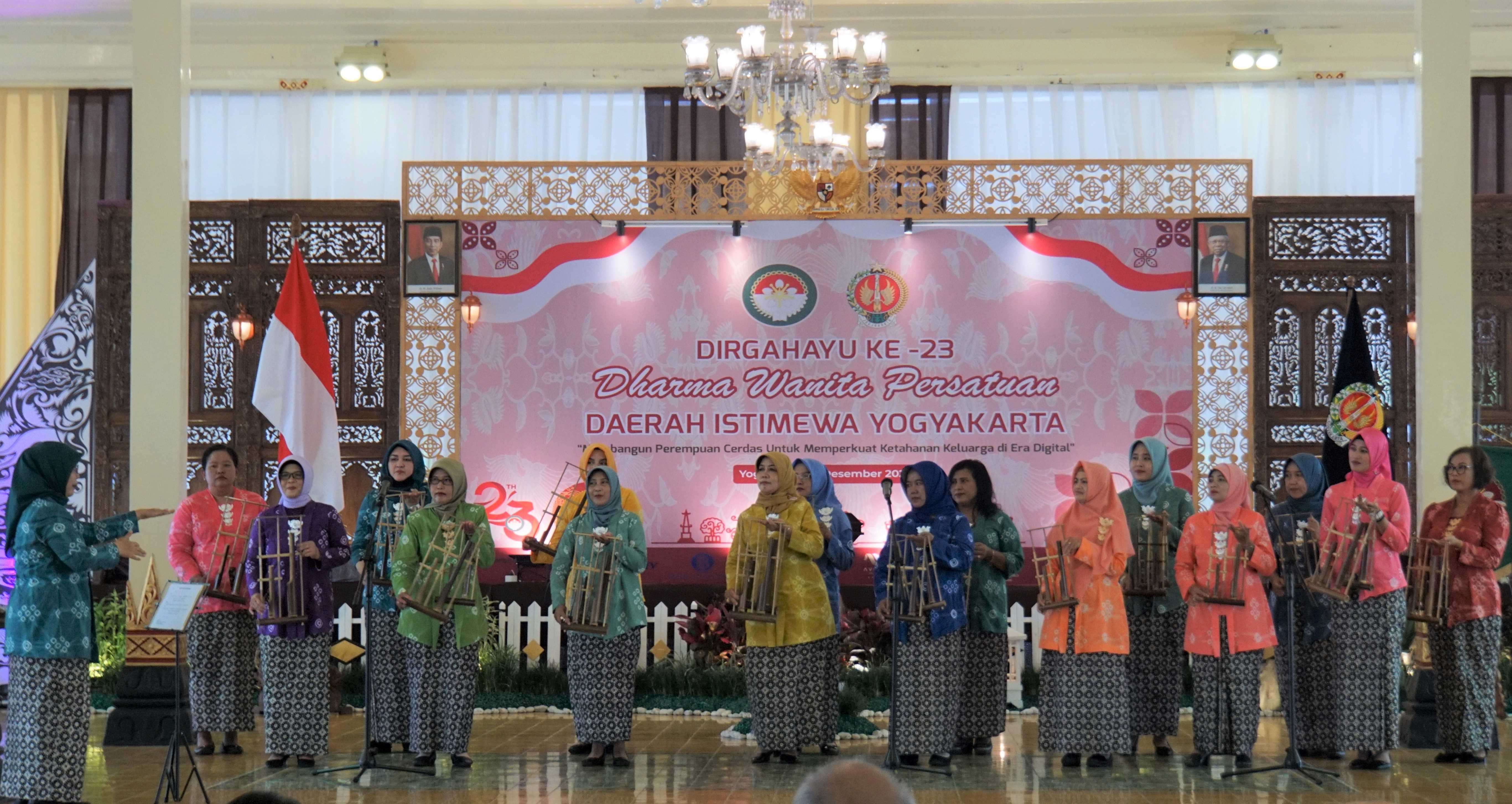 Penampilan Angklung DWP Yogya Meriahkan HUT ke-23 DWP DIY   