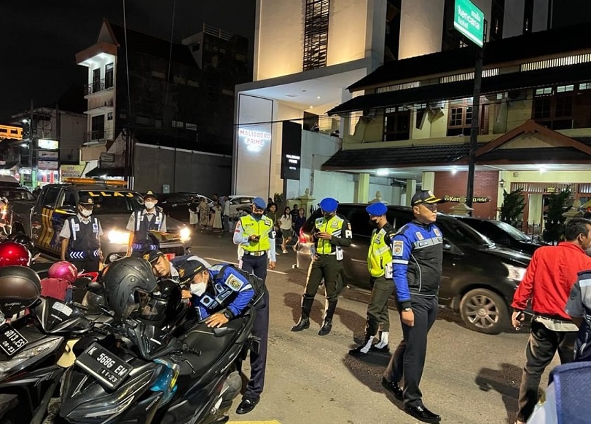 Dishub Siagakan Petugas dan Kantong Parkir Kendaraan pada Malam Tahun Baru