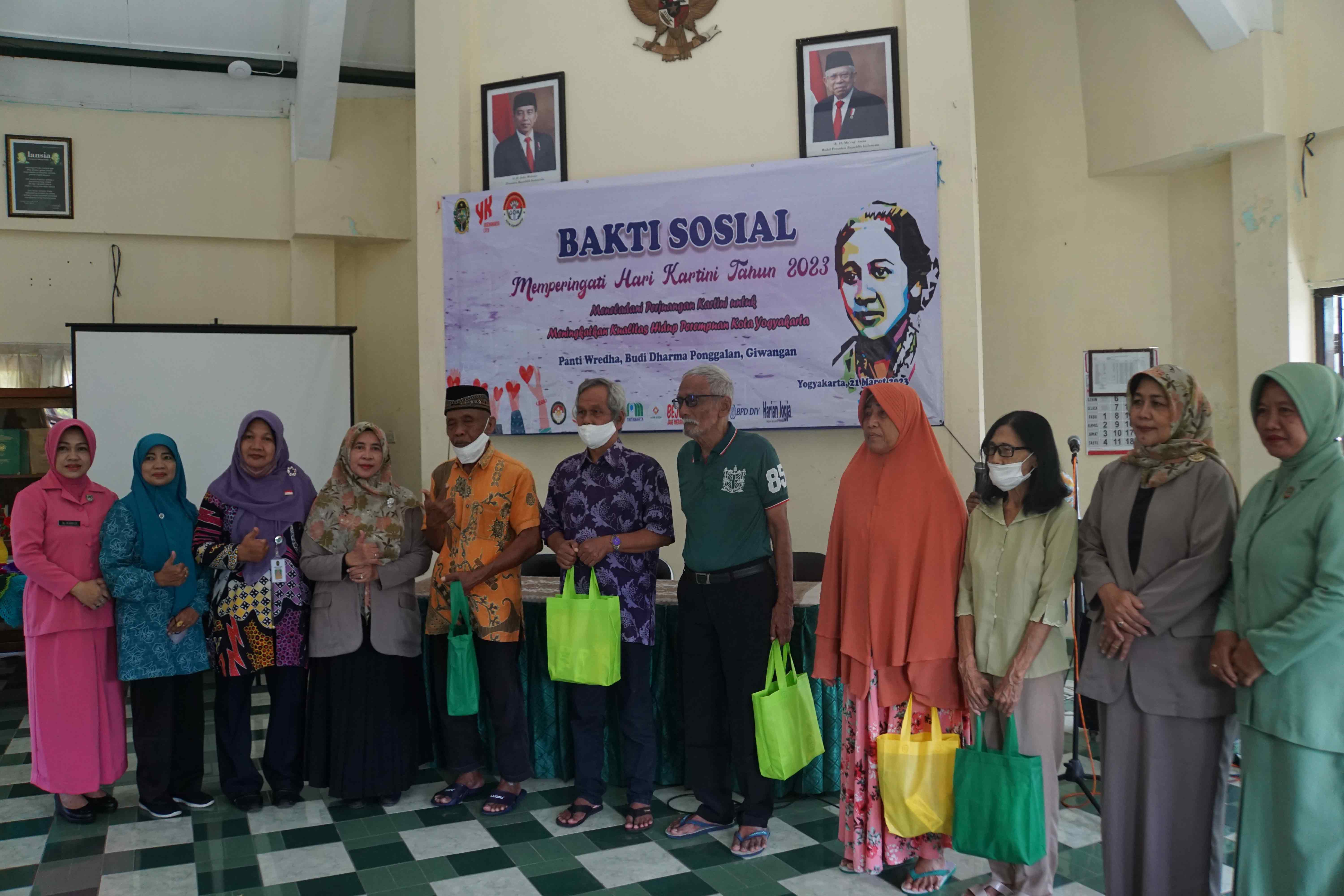 Pemkot dan GOW Kota Yogya Berikan Bantuan Para Penghuni Panti Wredha