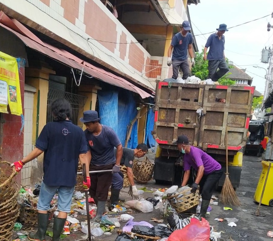 Kerahkan 53 Personil Setiap Hari Atasi Sampah Beringharjo