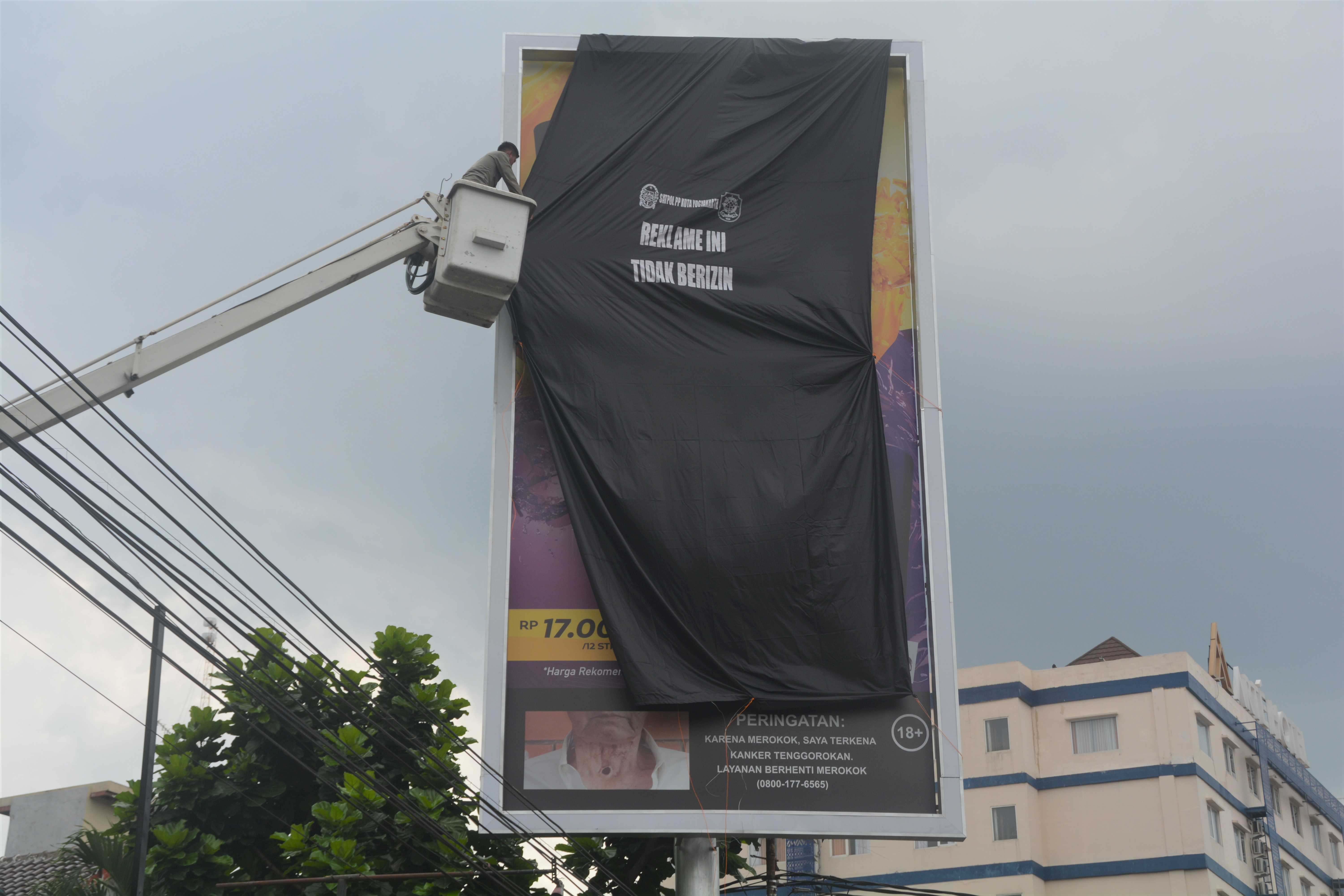 Pemkot Yogya Tertibkan Reklame Besar Tak Berizin   