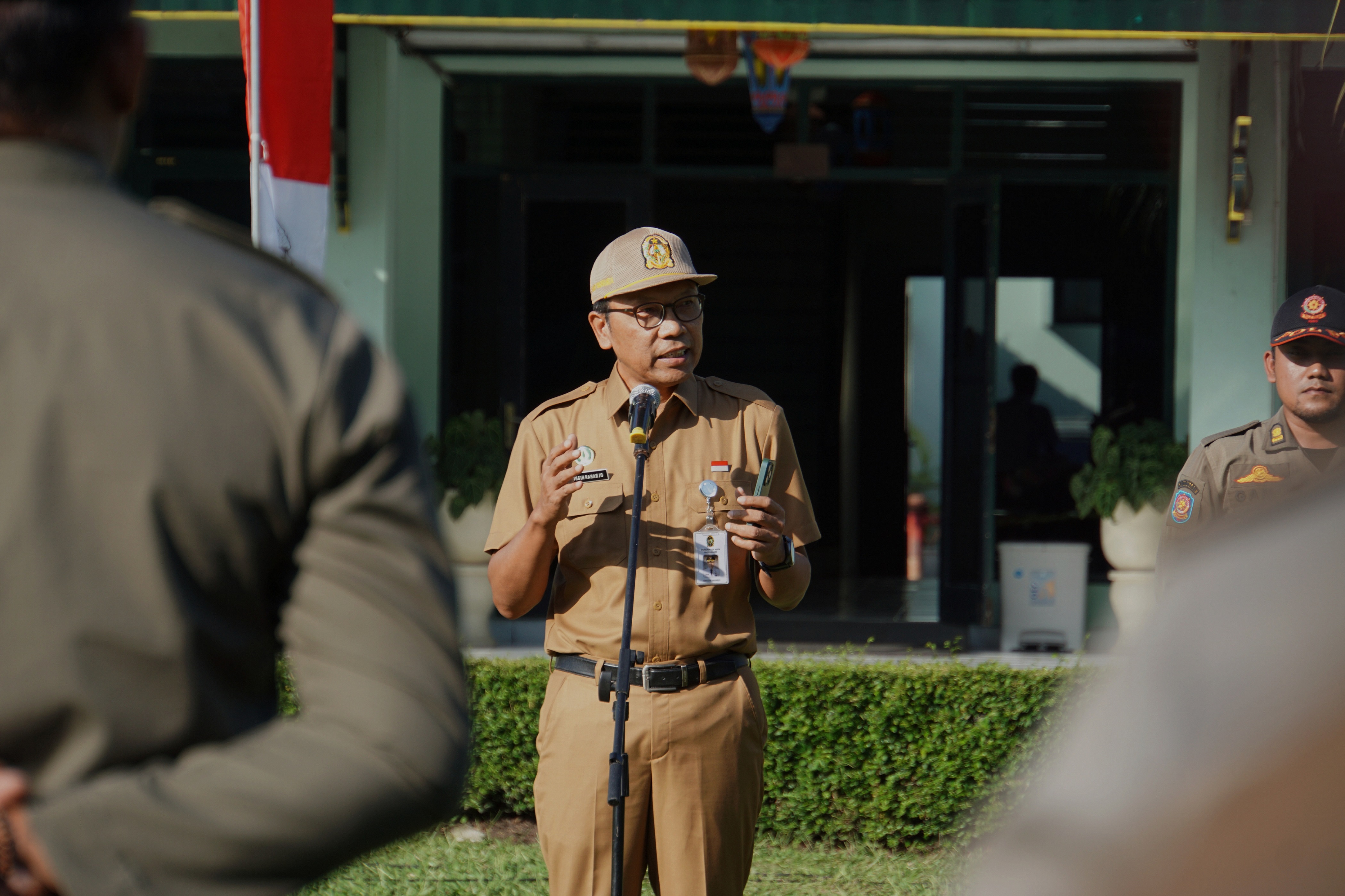 Kawal Penegakan Perda, Satpol PP Layani dengan Senyum Sapa