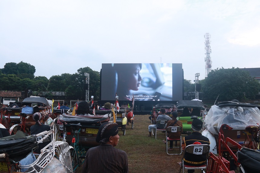 Nikmati Kuliner Sembari Nonton Film di Becak