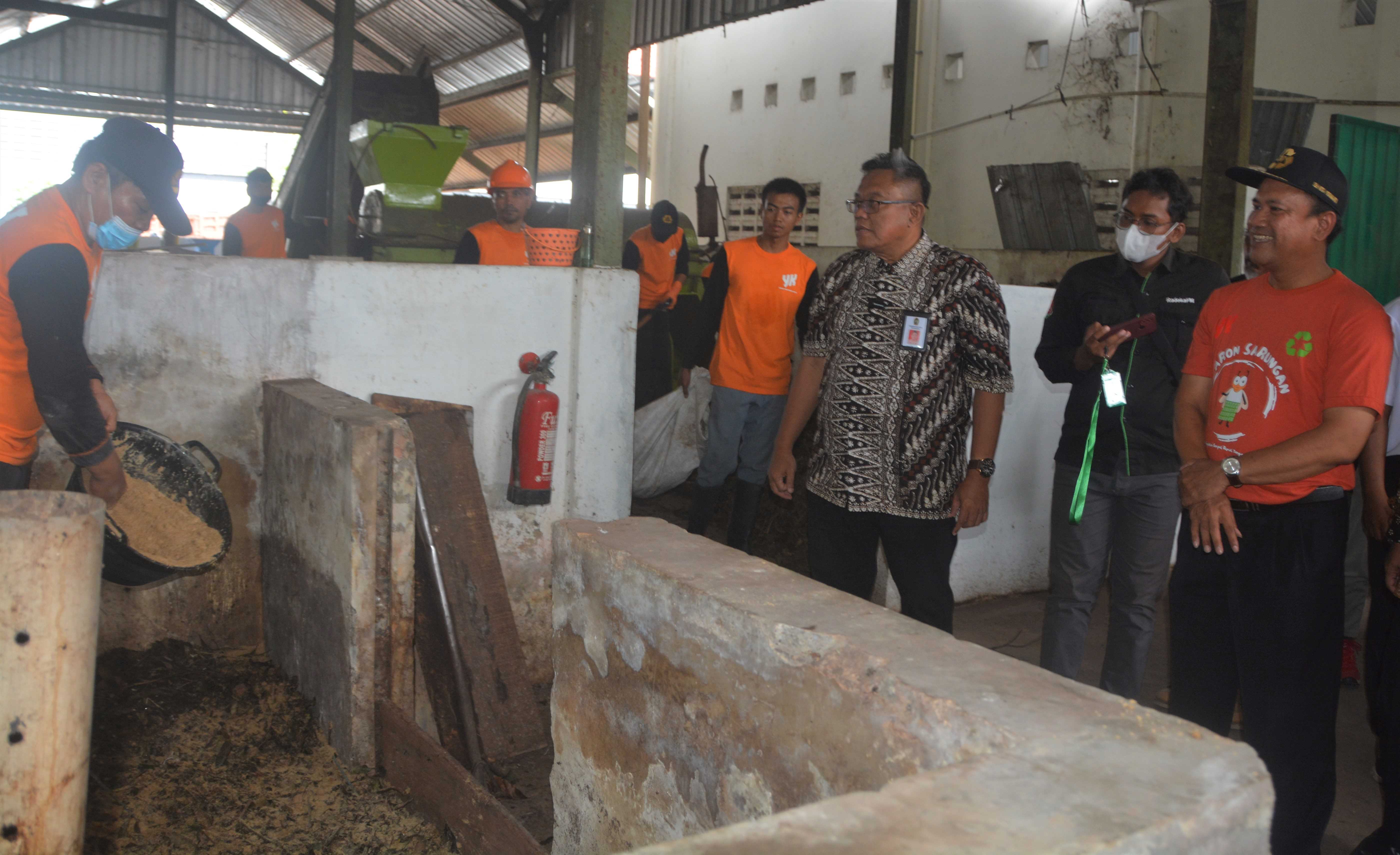 Edukasi Pengelolaan Sampah Melalui ‘Laron Sarungan’ di TPS 3R Yogya     