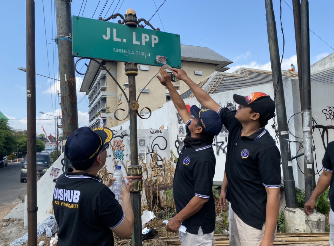 Dishub Kota Yogya Bersihkan Rambu Lalin dari Vandalisme