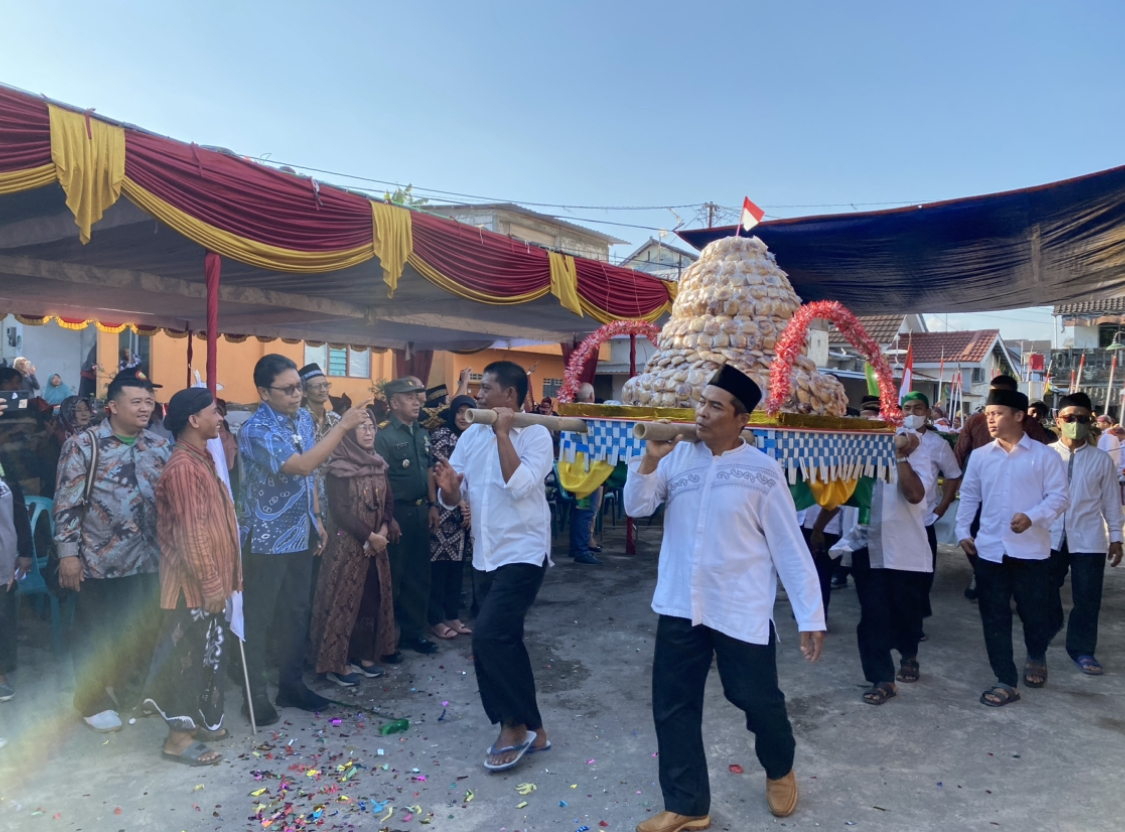 Kirab Seribu Apem Budaya Tahunan Warga Gondolayu