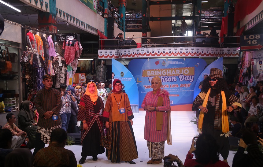 Berkreasi dengan Lurik, Pedagang Pasar Tampil di BRIngharjo Fashion Day