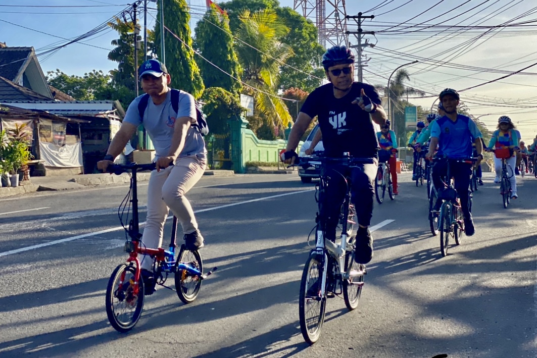 Gowes Sambang Kampung Serahkan Bantuan Modal Alih Usaha