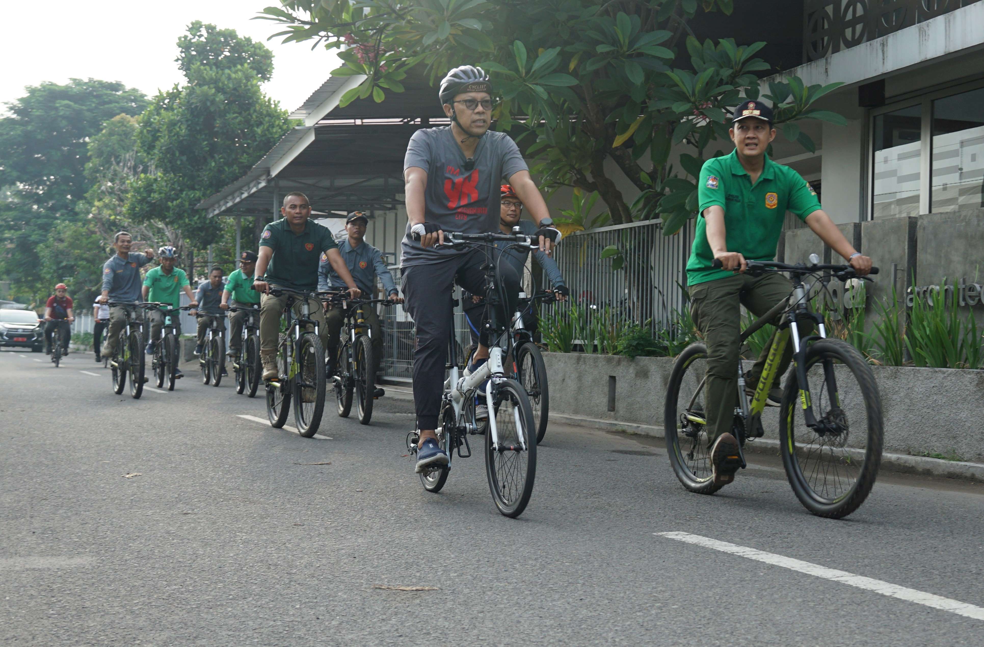 Gowes Sambang Kampung Tilik Warga Anggota Linmas   