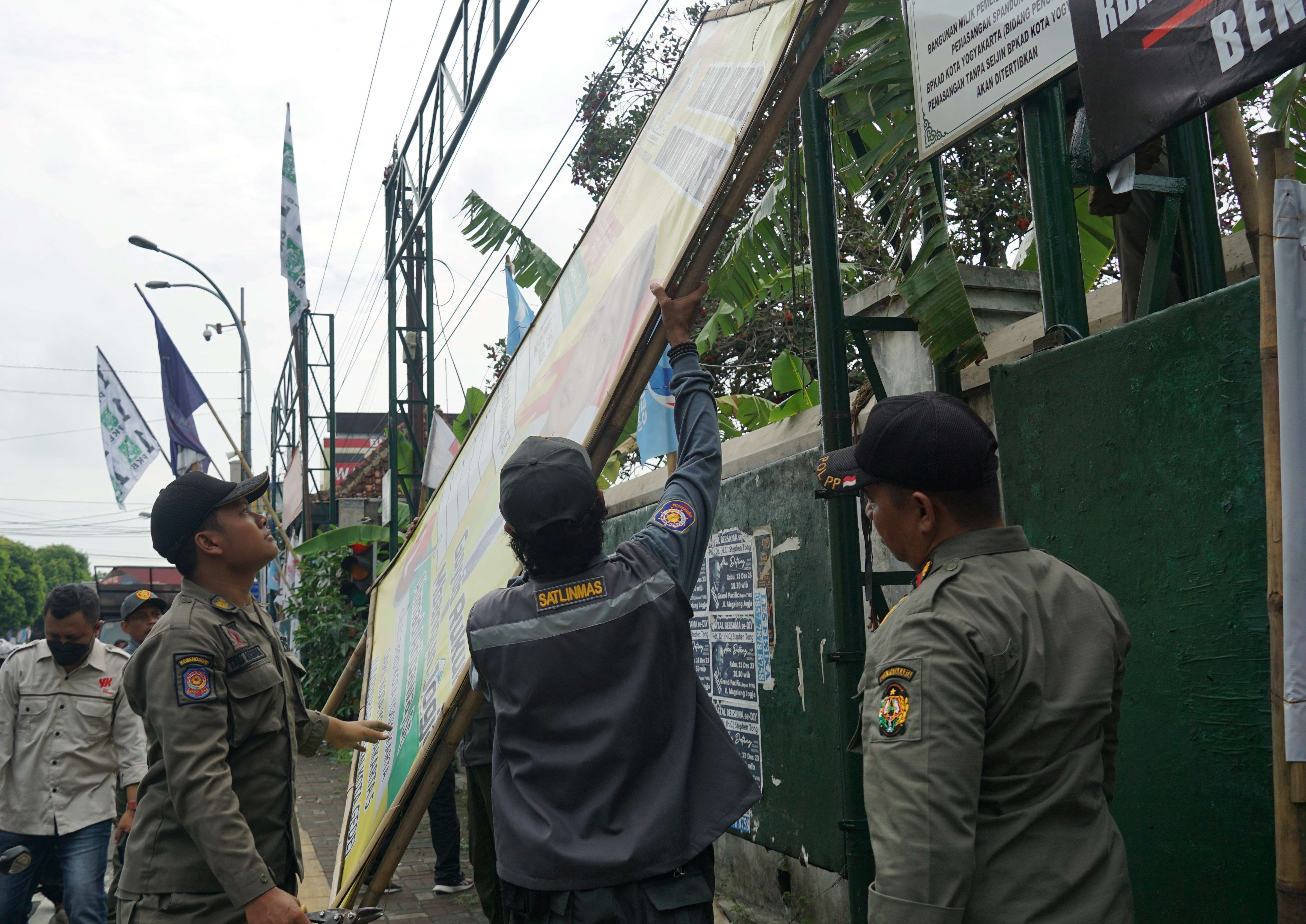 Satpol PP Kota Yogya Tertibkan Ribuan APK Melanggar   