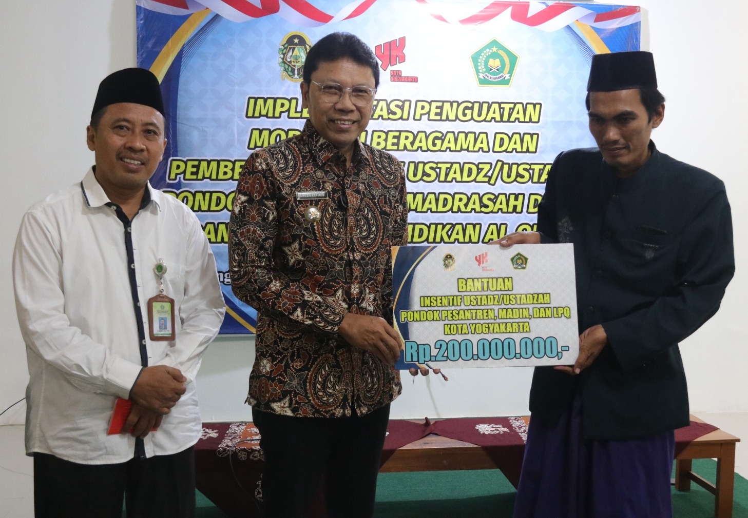 200 Ustadz/Ustadzah se-Kota Yogya Terima Insentif