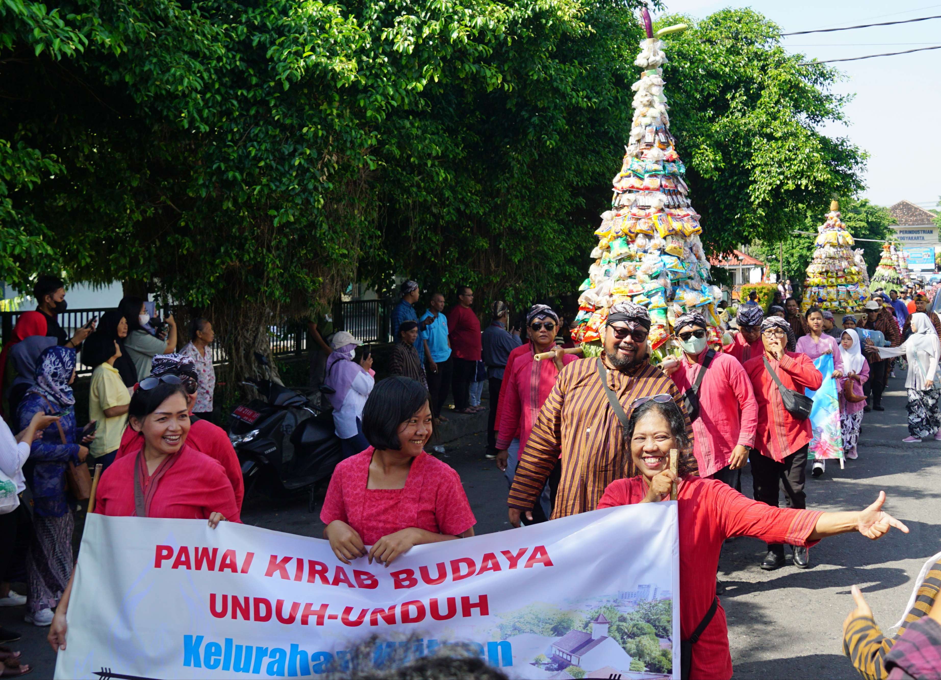 Pawai Budaya Unduh-Unduh Wujud Syukur Masyarakat Klitren