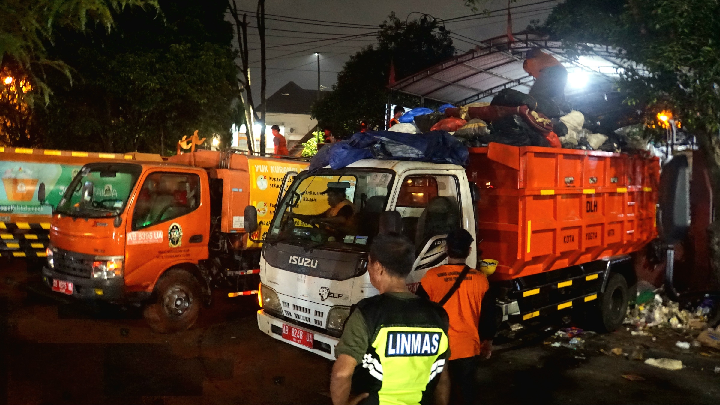 Pemkot Bersihkan Tumpukan Sampah di Depo