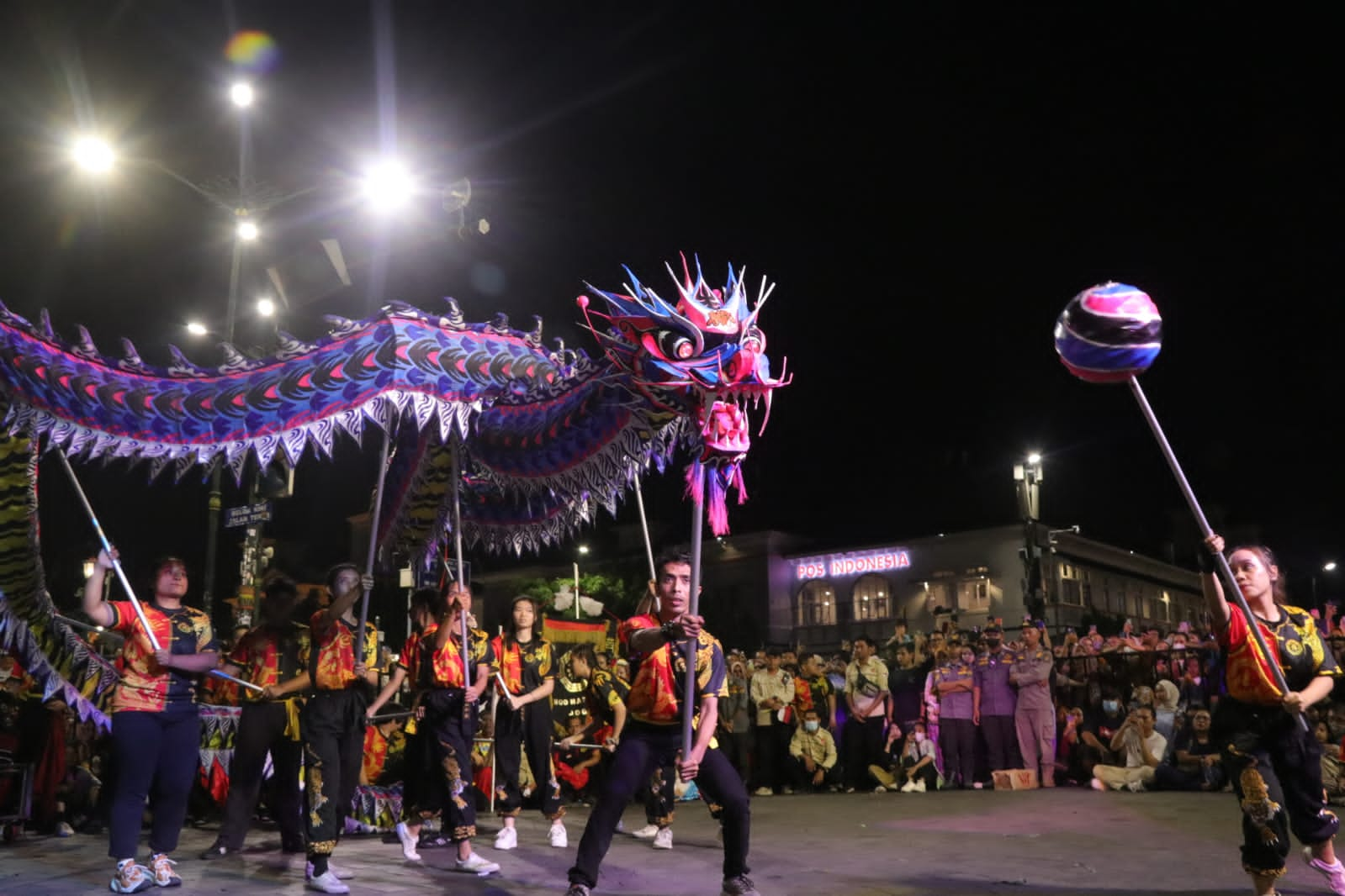 Parade Seni Budaya Lintas Suku Bagikan Seribu Bendera 