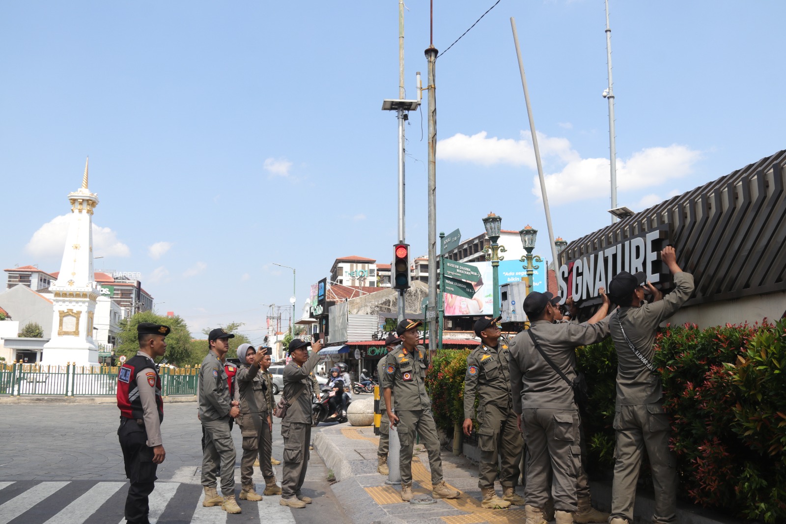 Pemkot Yogya Tertibkan Reklame Ilegal di Kawasan Sumbu Filosofi