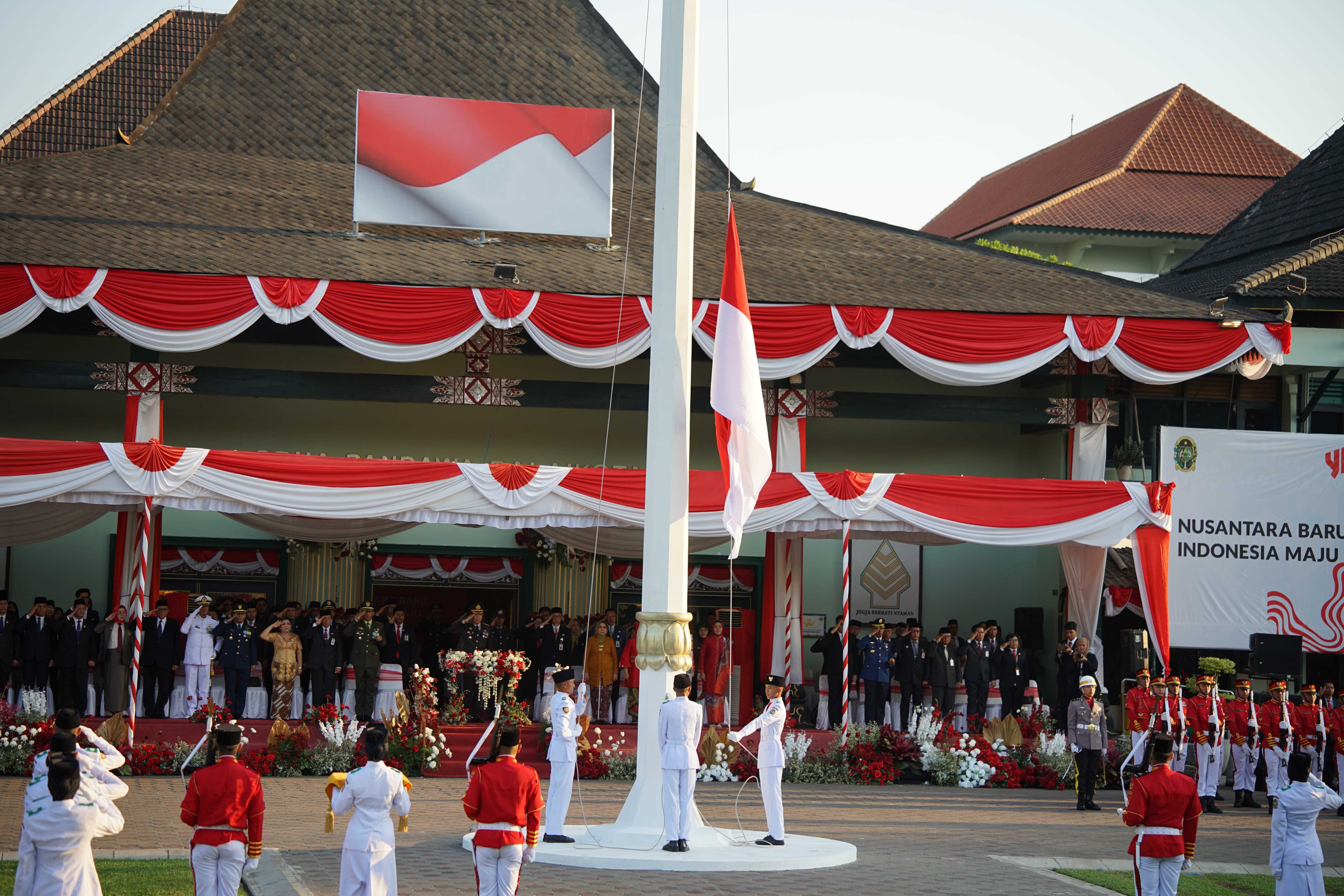 Penurunan Bendera HUT ke-79 RI di Yogya Khidmat, Dimeriahkan Aubade SMP Budya Wacana   