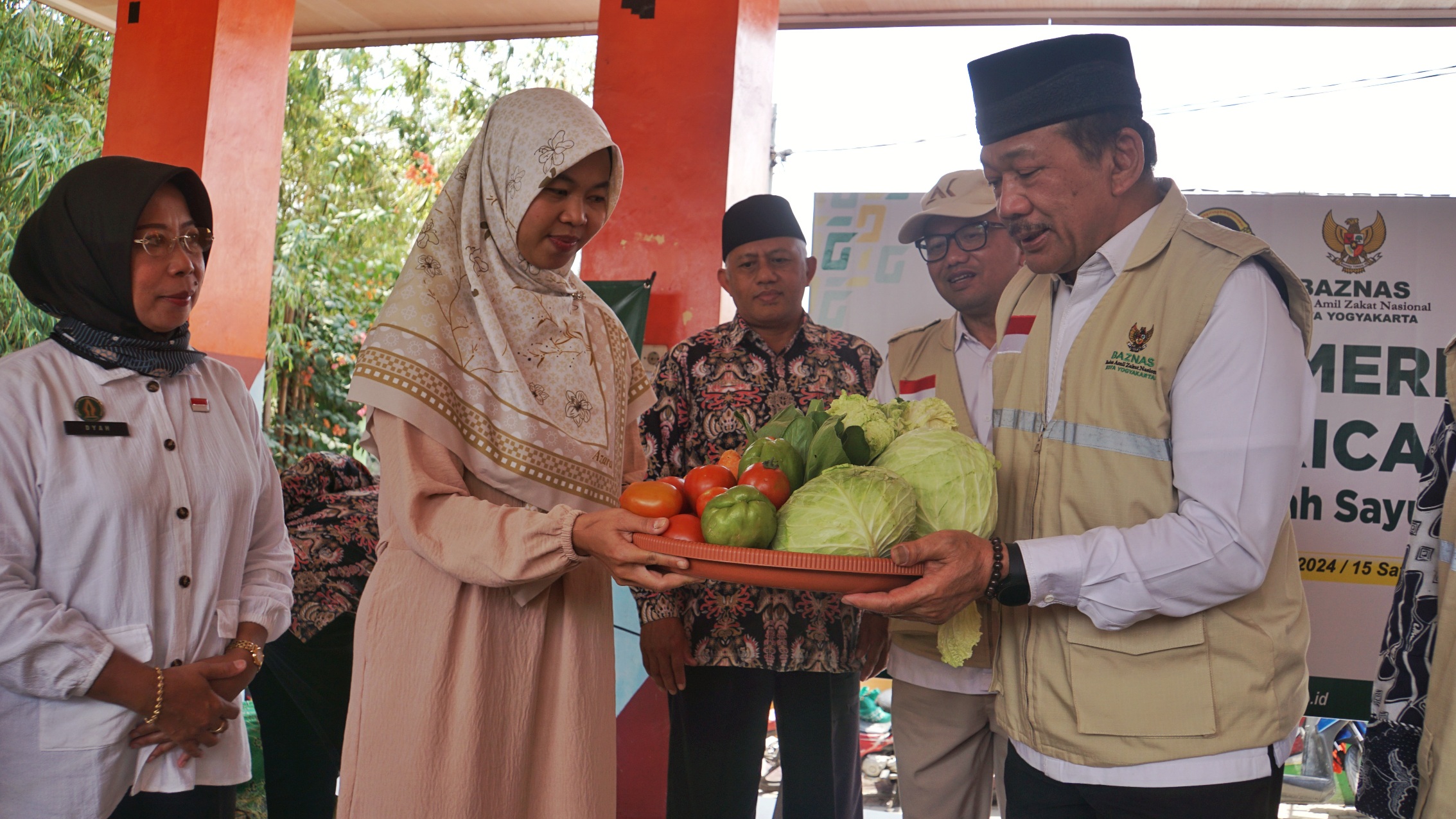 Peduli Petani, Baznas Bagikan 1,5 Ton Sayuran untuk Warga