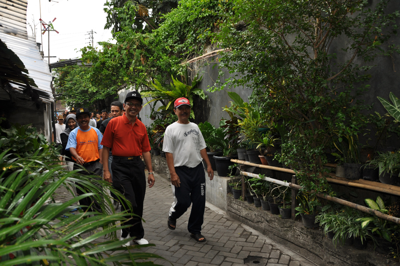 WALIKOTA MENYAPA WARGA KERJA BHAKTI SAMBUT HUT KOTA JOGJA 253