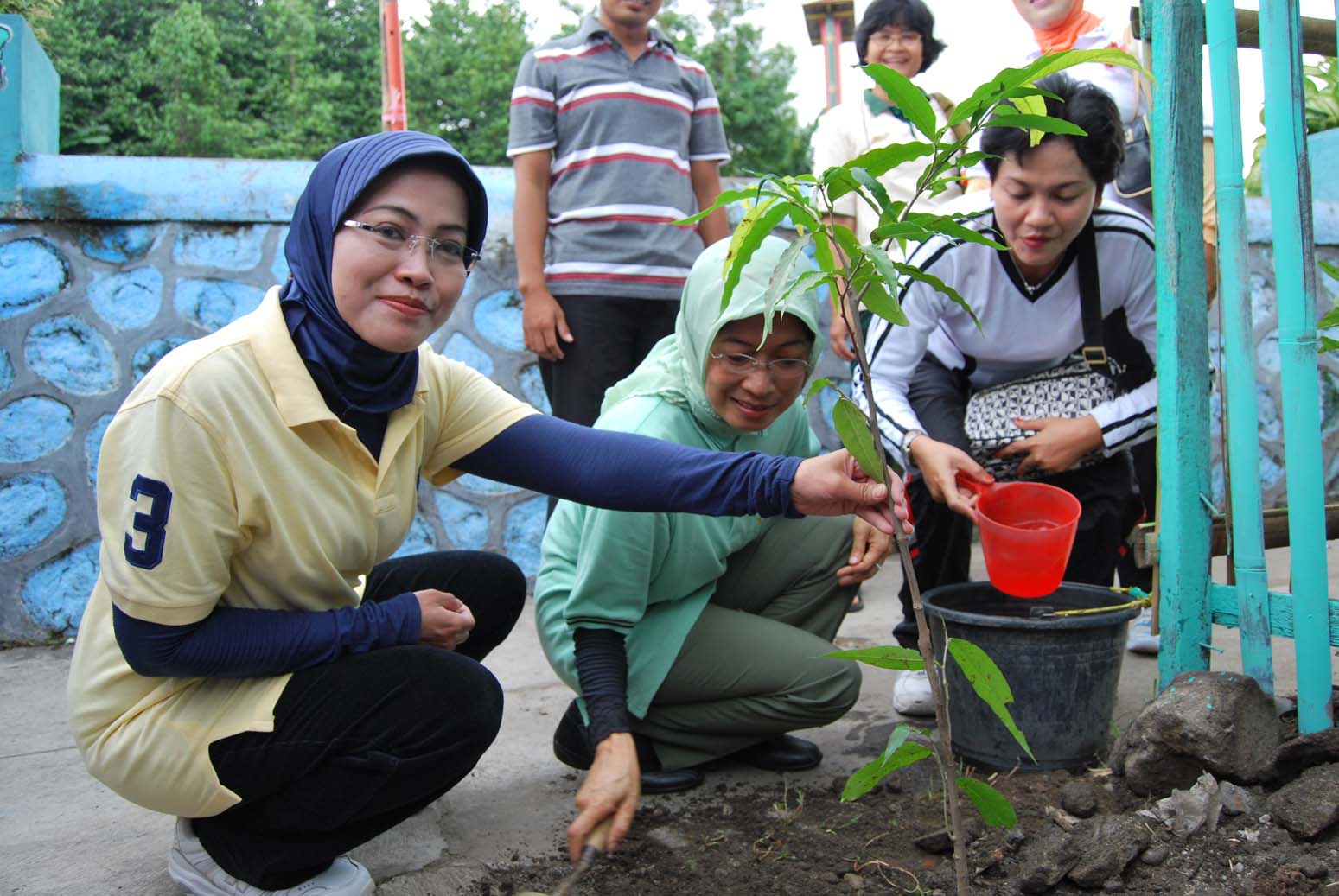 GERAKAN PEREMPUAN TANAM DAN PELIHARA POHON