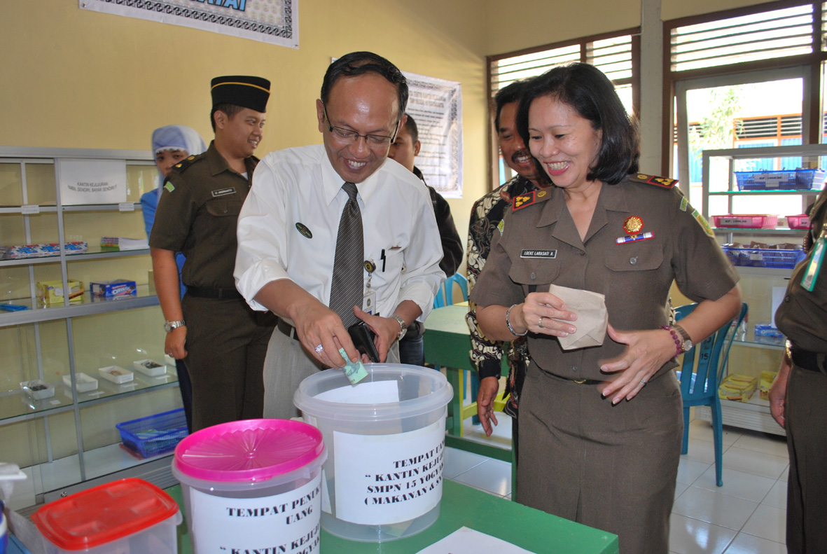 KANTIN KEJUJURAN SMPN 15 DIBUKA