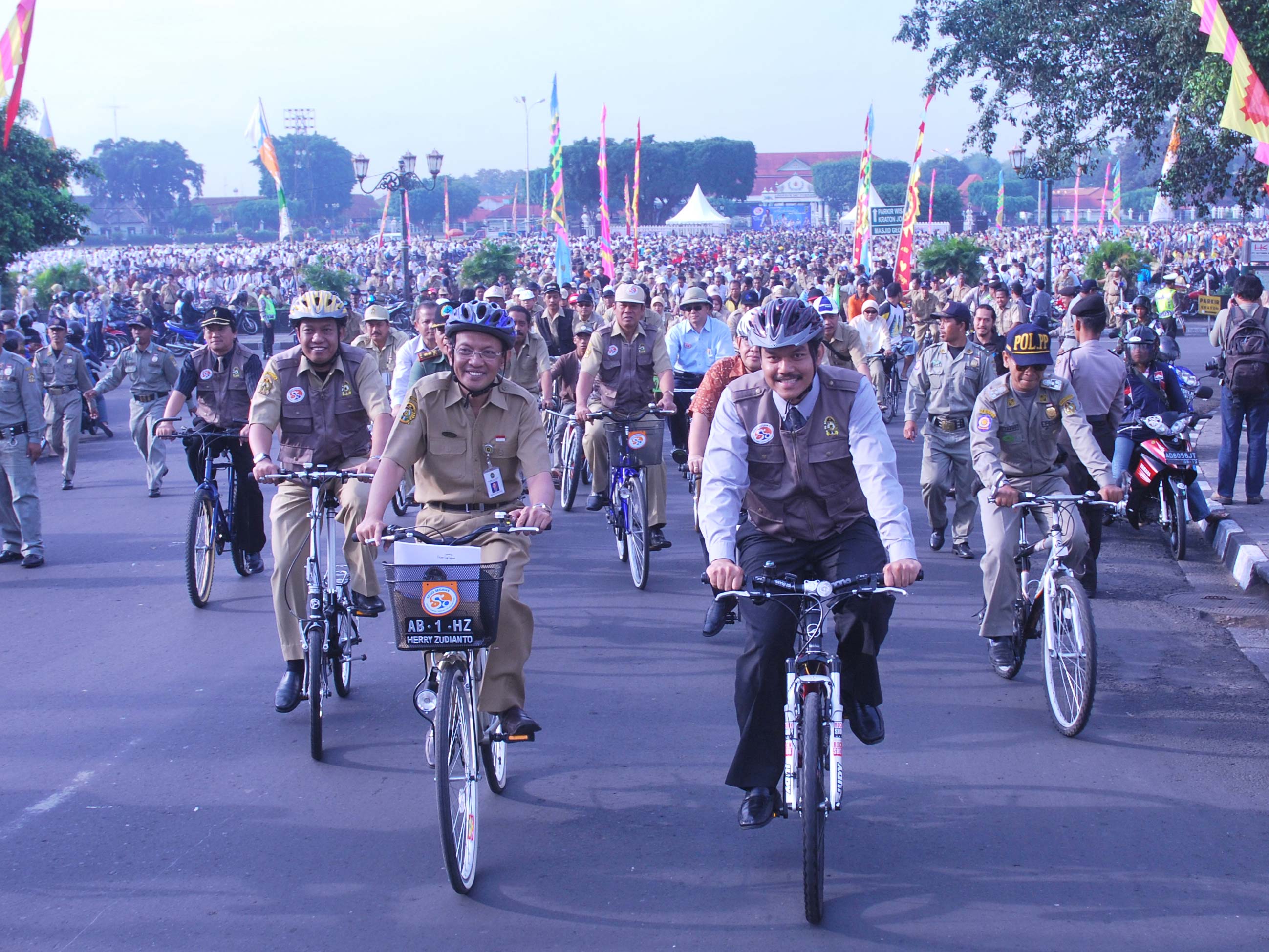 LAUTAN PESEPEDA BANJIRI LAUNCHING SEGOSEGAWE