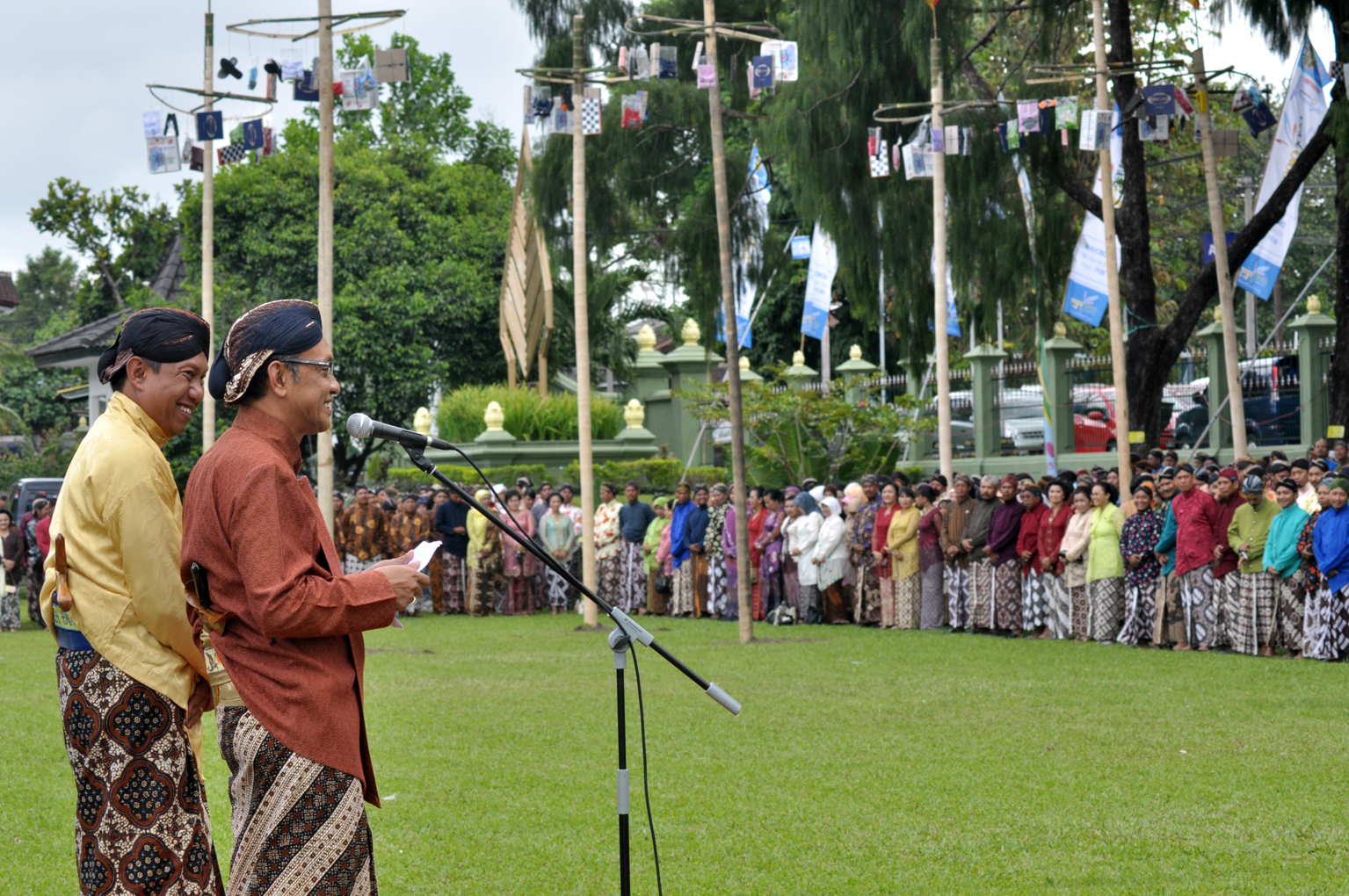 RAYAKAN HUT KOTA JOGJA PIMPINAN DAN KARYAWAN PEMKOT JOGJA BERBUSANA JAWA