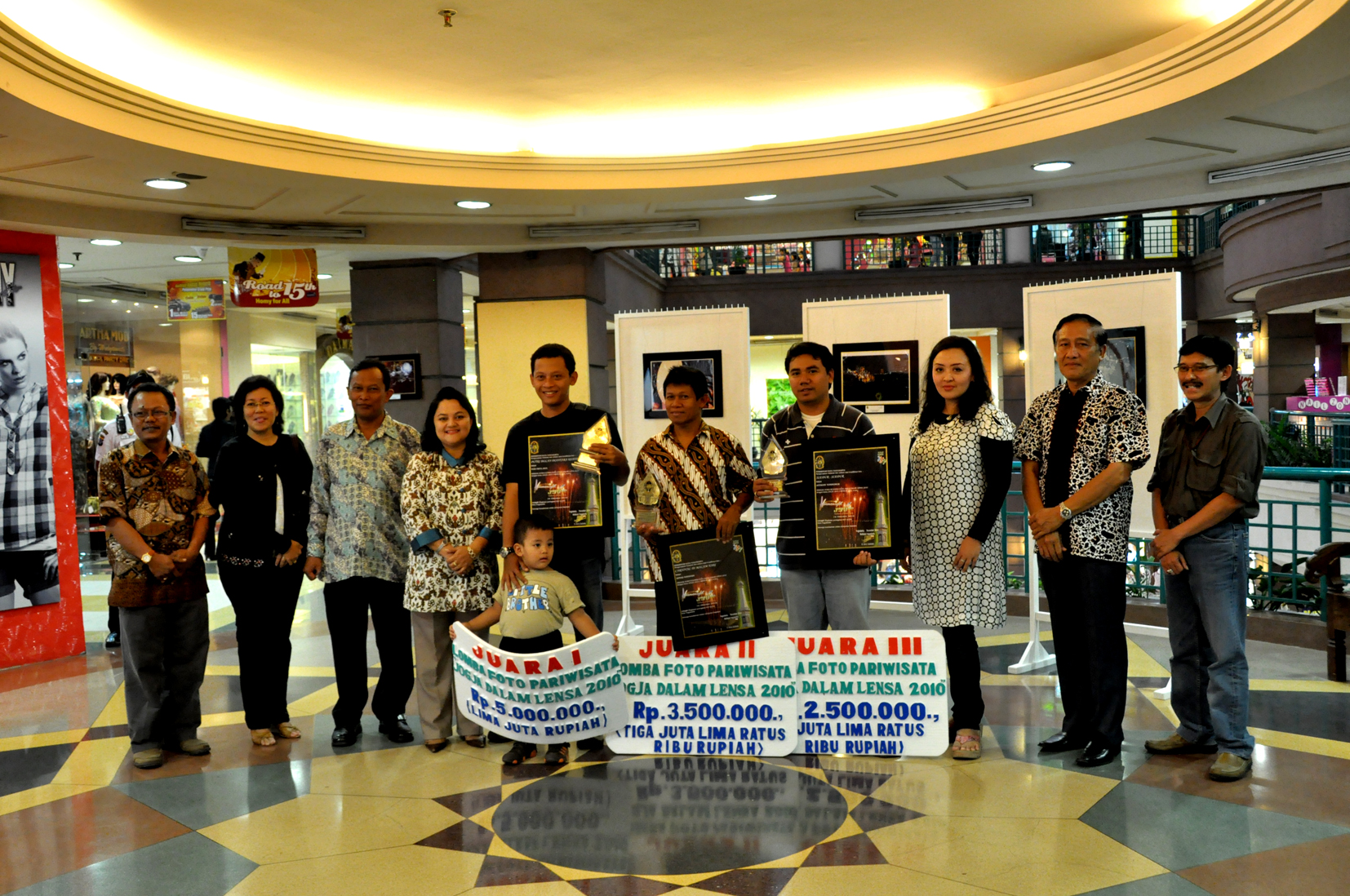 PUTRI BULAN DIANTARA KEHIDUPAN, JUARA I LOMBA FOTO JOGJA DALAM LENSA 2010