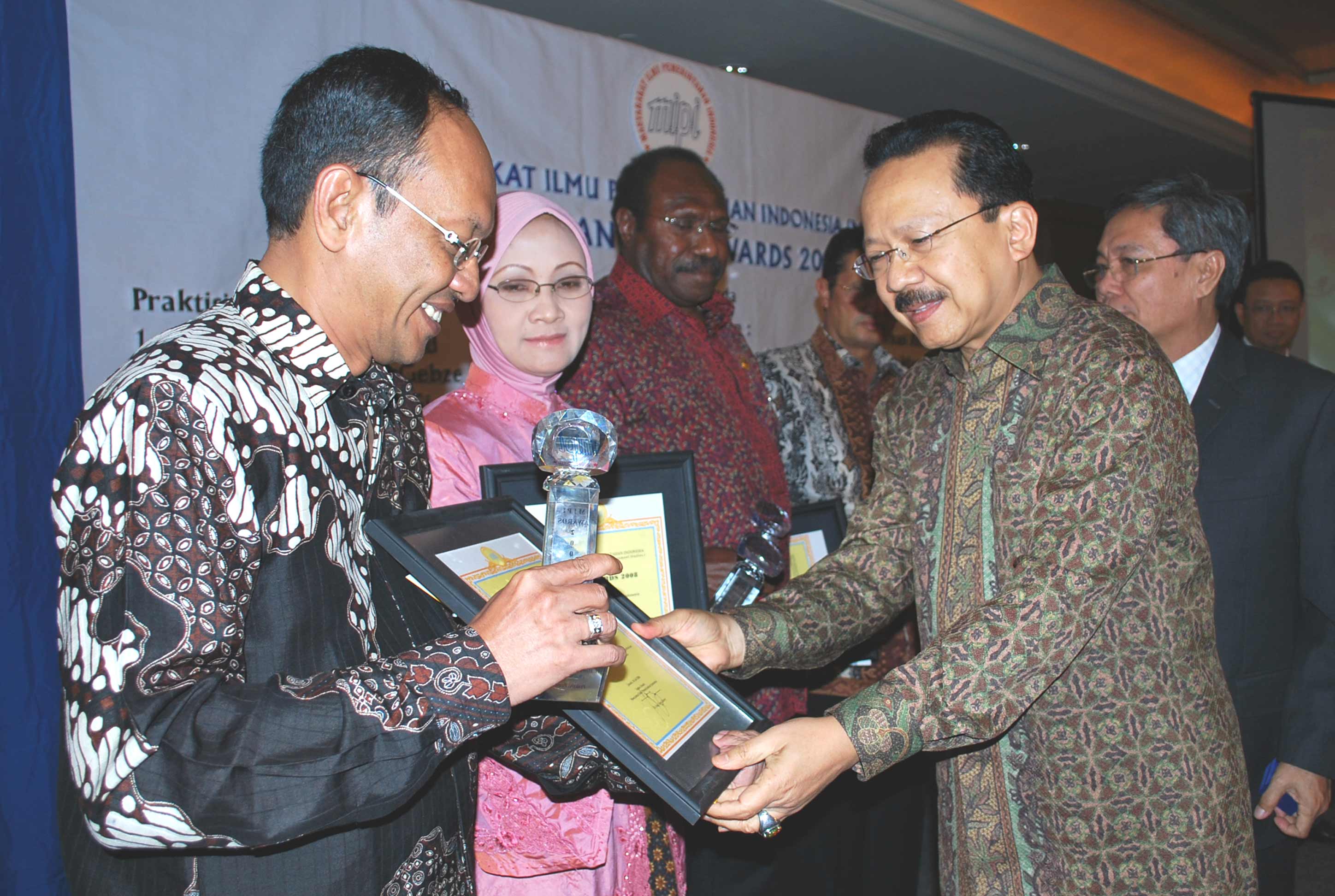 WALIKOTA YOGYAKARTA RAIH ANUGERAH MIPI AWARD